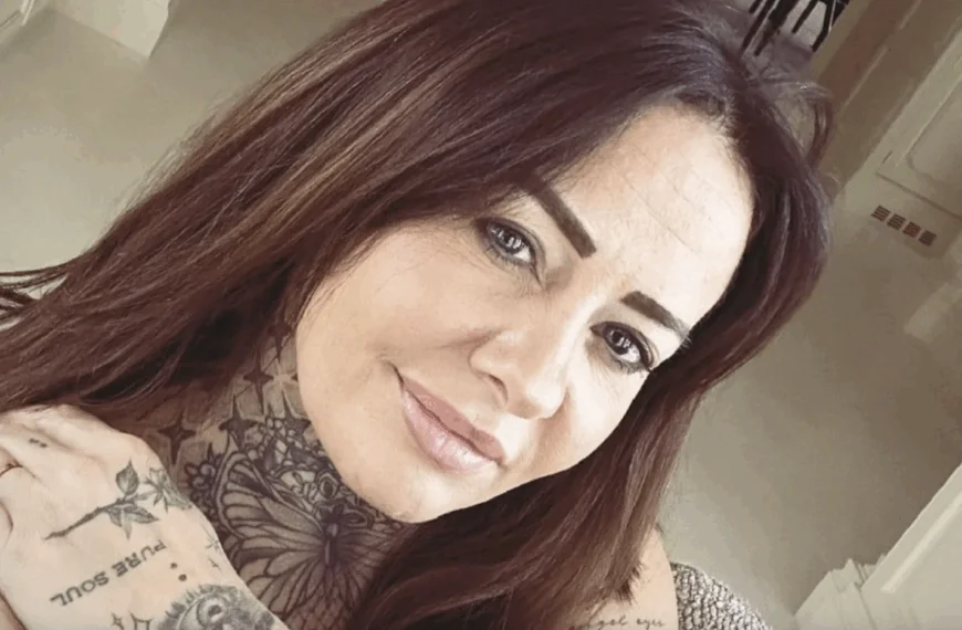 Wendy van Hout draagt veel te klein topje en laat ze er zo uitfloepen