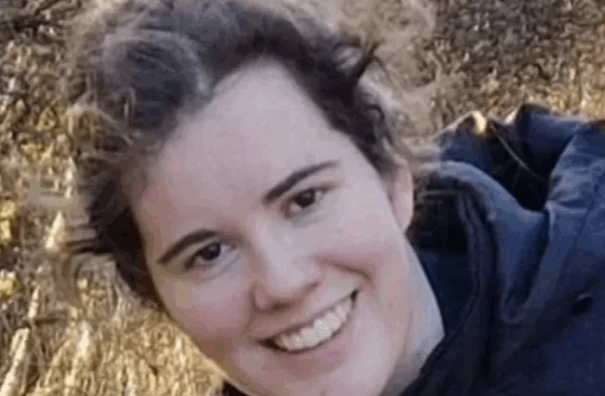 &ldquo;Hartverscheurende ontdekking in bos: tijdens een intensieve zoektocht naar een vermiste tiener werd er uiteindelijk een lichaam aangetroffen.&rdquo;