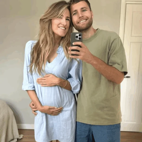 Suzan Stortelder deelt trots babybuik-foto: &ldquo;Al over de helft van mijn zwangerschap&rdquo;