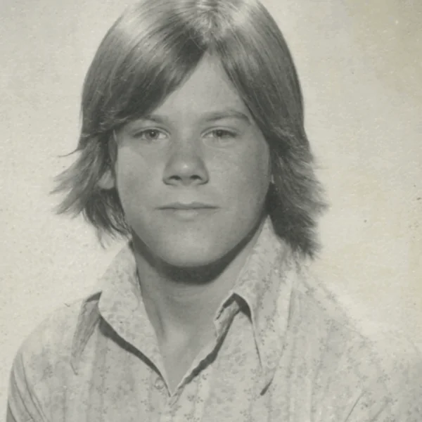 Hij verbleef ooit in een bescheiden flat, levend van een maandbudget van slechts 150 euro. Vandaag de dag heeft de acteur de leeftijd van 65 jaar bereikt