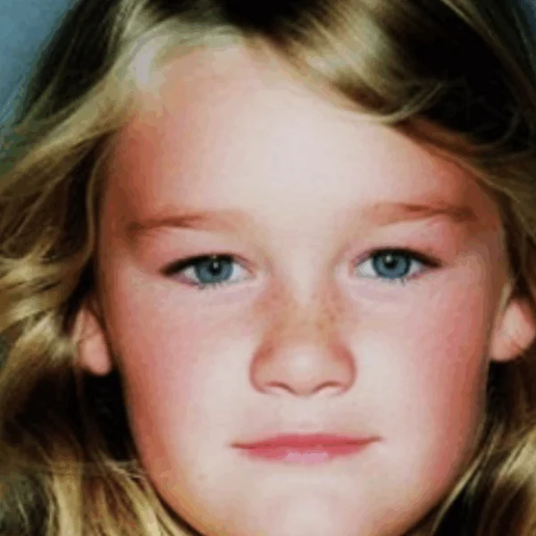 Vrouw bezoekt garageverkoop buren en vindt jasje van vermiste dochter