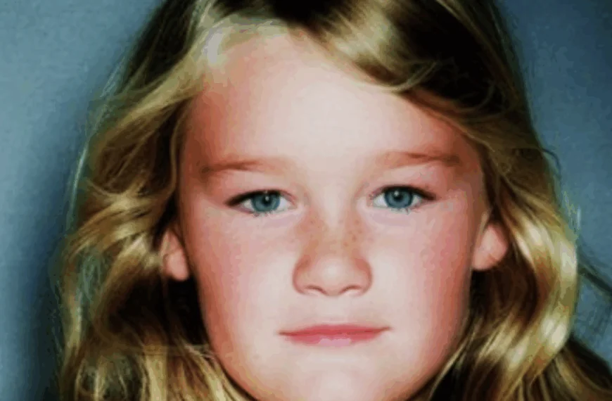 Vrouw bezoekt garageverkoop buren en vindt jasje van vermiste dochter