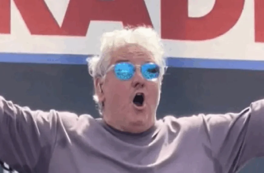 Ren&eacute; Froger stomdronken op het podium, valt neer (video)