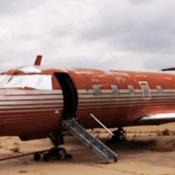 Het verlaten vliegtuig van Elvis Presley is eindelijk verkocht na jaren &ndash; Neem een kijkje van binnen