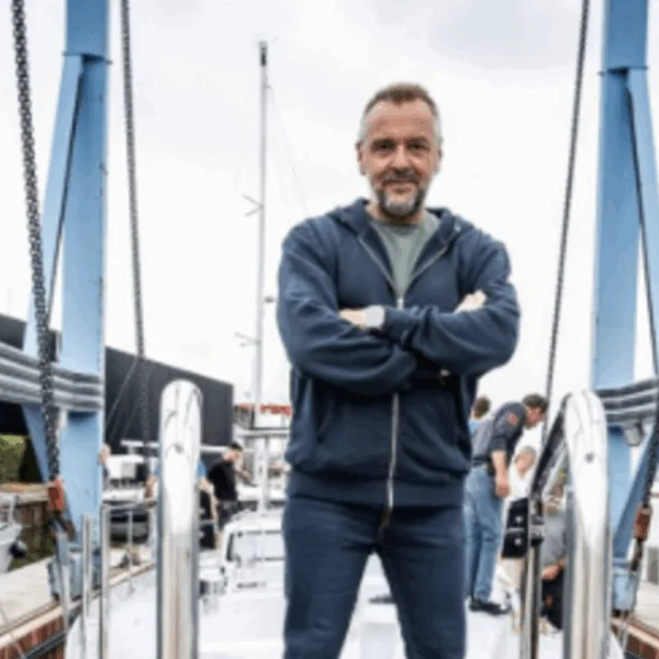 Dit is de zeilboot van Tom Waes – “Stoer vanbuiten, maar super gezellig binnen”