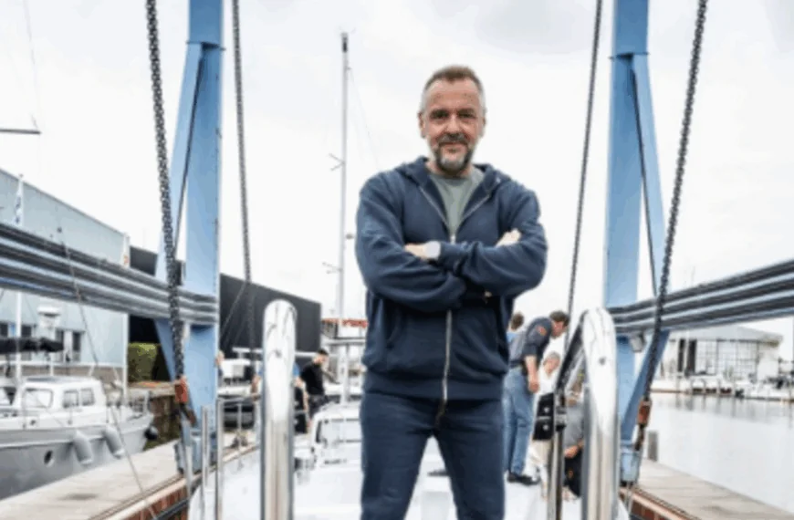 Dit is de zeilboot van Tom Waes &ndash; &ldquo;Stoer vanbuiten, maar super gezellig binnen&rdquo;