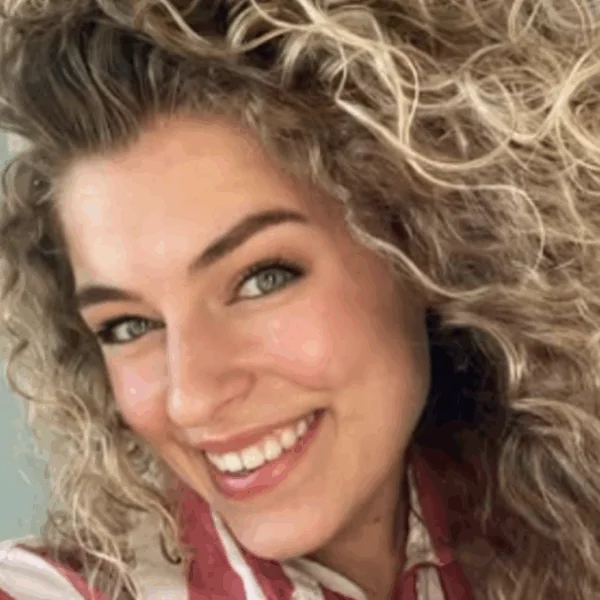 Julia van K3 nerveus als ze grote baas ziet: ‘Dan komt Gert Verhulst zich wat bemoeien’