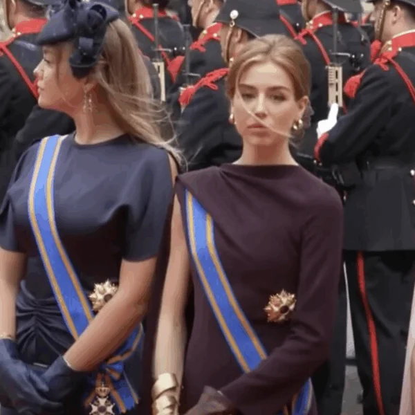 Prinses Alexia op heterdaad betrapt in de koets tijdens Prinsjesdag: ‘Het zal toch niet!?’