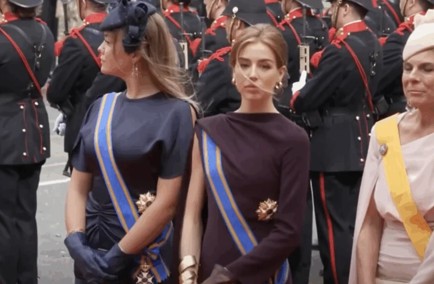 Prinses Alexia op heterdaad betrapt in de koets tijdens Prinsjesdag: ‘Het zal toch niet!?’