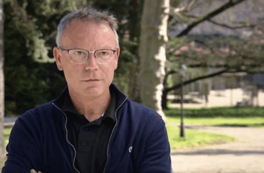 Beelden uitgelekt van de re&uuml;nie: B&B-IIIya zoenend gespot met DEZE deelneemster