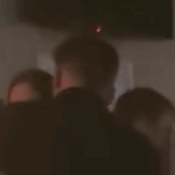 Wilfred Genee betrapt met jonge dame van 20, maar dan komt zijn vrouw Lily binnen