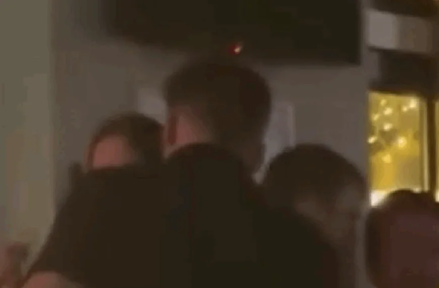 Wilfred Genee betrapt met jonge dame van 20, maar dan komt zijn vrouw Lily binnen