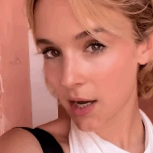 Pommelien Thijs verbaast vriend en vijand met nieuw nummer – “Hier neemt ze een groot risico”