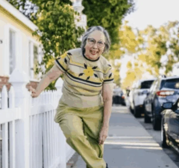 Oudere buurvrouw heeft briljante manier om kleinzoon een lesje te leren