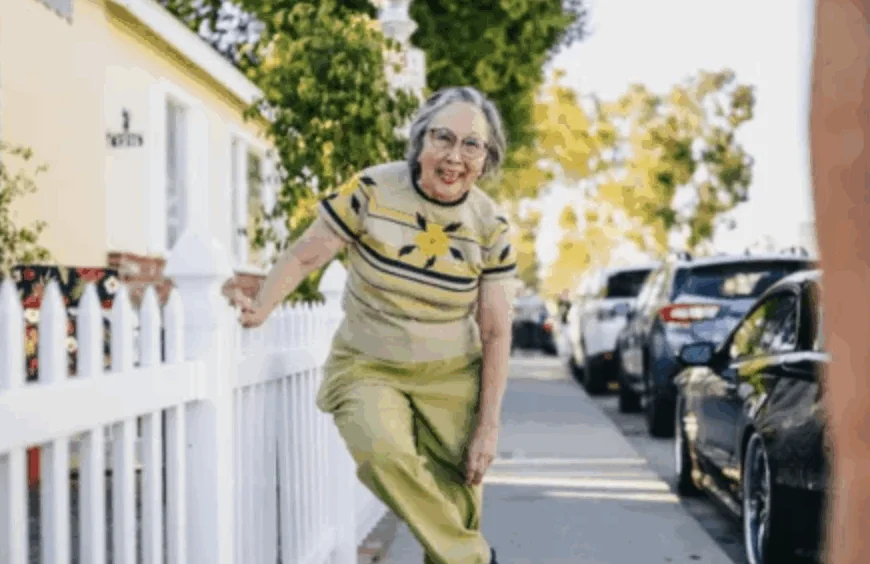 Oudere buurvrouw heeft briljante manier om kleinzoon een lesje te leren