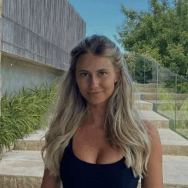 Céline Van Ouytsel en hondje Ralph zorgen voor heel wat ophef – “Dit is belangrijk om te weten”