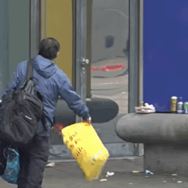 Werkloze Kamal (42) vult uitkering aan met blikjes: ”Lekker heel veel bijverdienen met statiegeld”