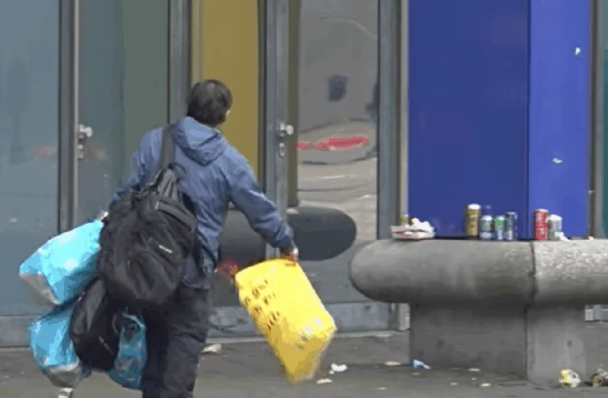 Werkloze Kamal (42) vult uitkering aan met blikjes: &rdquo;Lekker heel veel bijverdienen met statiegeld&rdquo;