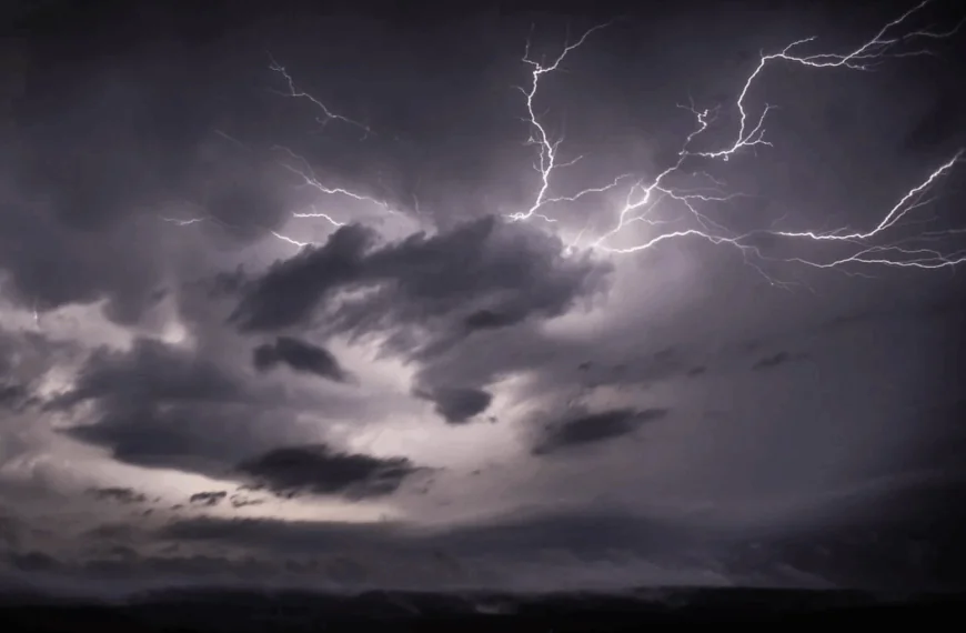 KNMI waarschuwt inwoners in vier provincies voor zwaar noodweer