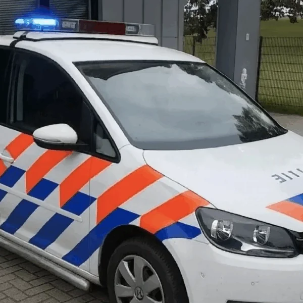 Agent grijpt in en brengt mondige jongeren tot stilte