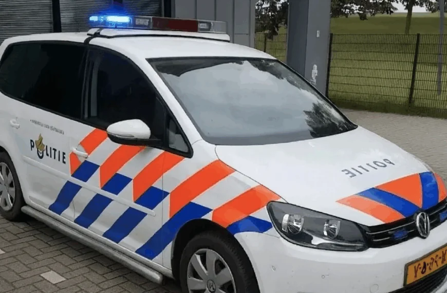 Agent grijpt in en brengt mondige jongeren tot stilte