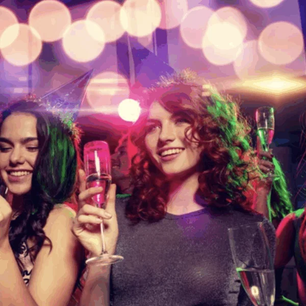 Vijf meisjes poseren voor een galafoto &ndash; die kort daarna online voor beroering zorgt door een klein verborgen detail