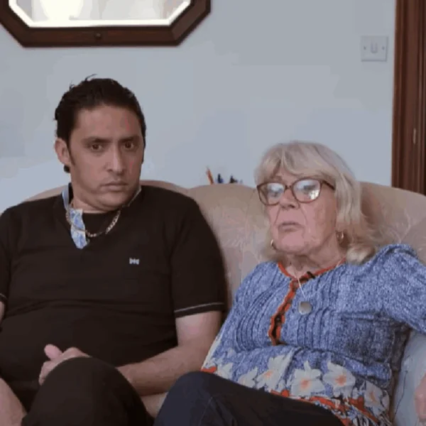 Iris (83) sch0pt &lsquo;grote liefde&rsquo; Mohammed (37) de deur uit: &ldquo;Ik voel me zo d0m, ik had dit kunnen weten&rdquo;