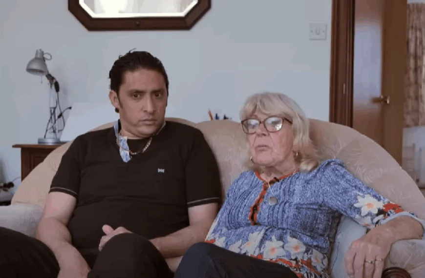 Iris (83) sch0pt &lsquo;grote liefde&rsquo; Mohammed (37) de deur uit: &ldquo;Ik voel me zo d0m, ik had dit kunnen weten&rdquo;