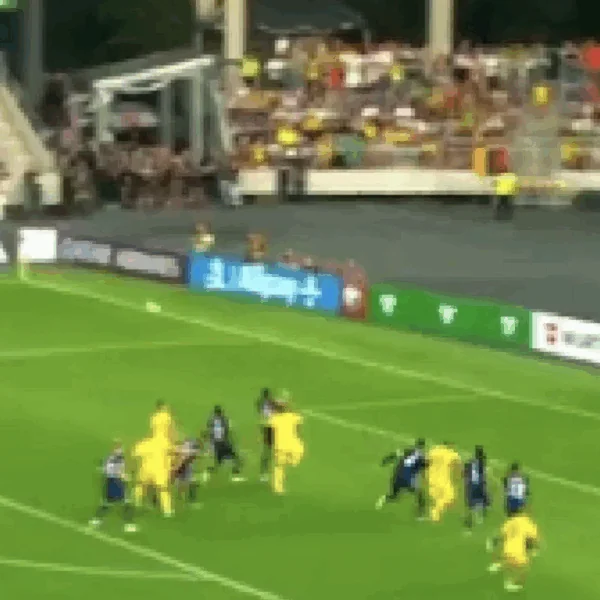 Oranje-kijkers wijzen naar een iemand: ”Nooit meer terugkomen”