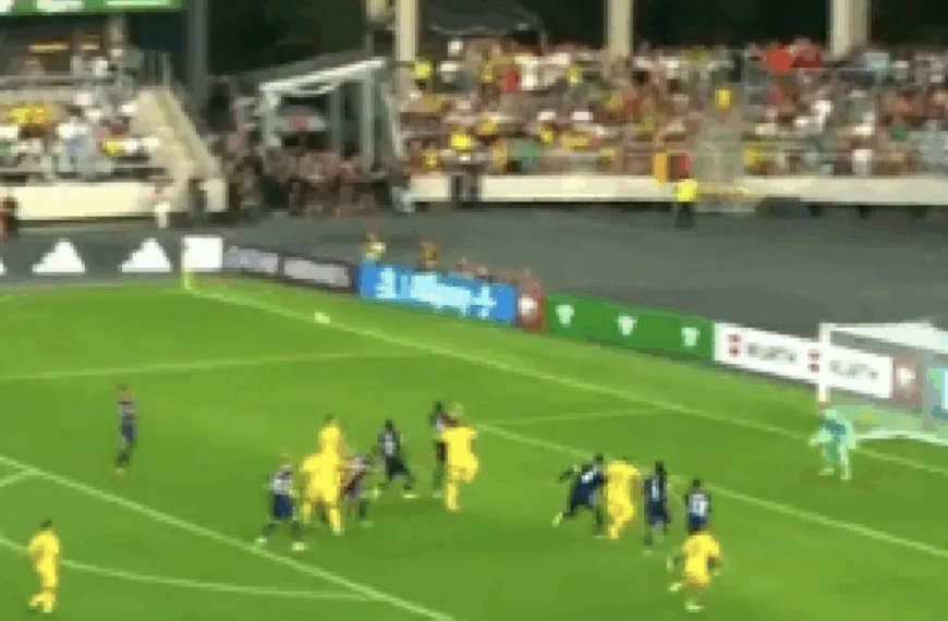 Oranje-kijkers wijzen naar een iemand: &rdquo;Nooit meer terugkomen&rdquo;