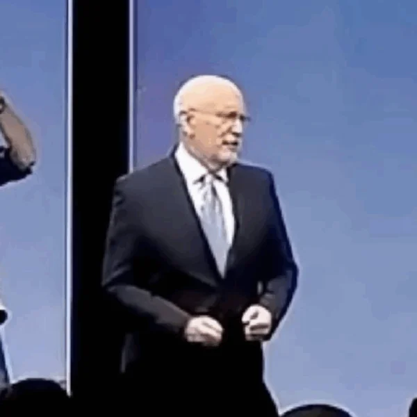 Beelden: Frans Timmermans barst los op partijcongres en verliest volledig zijn zelfbeheersing