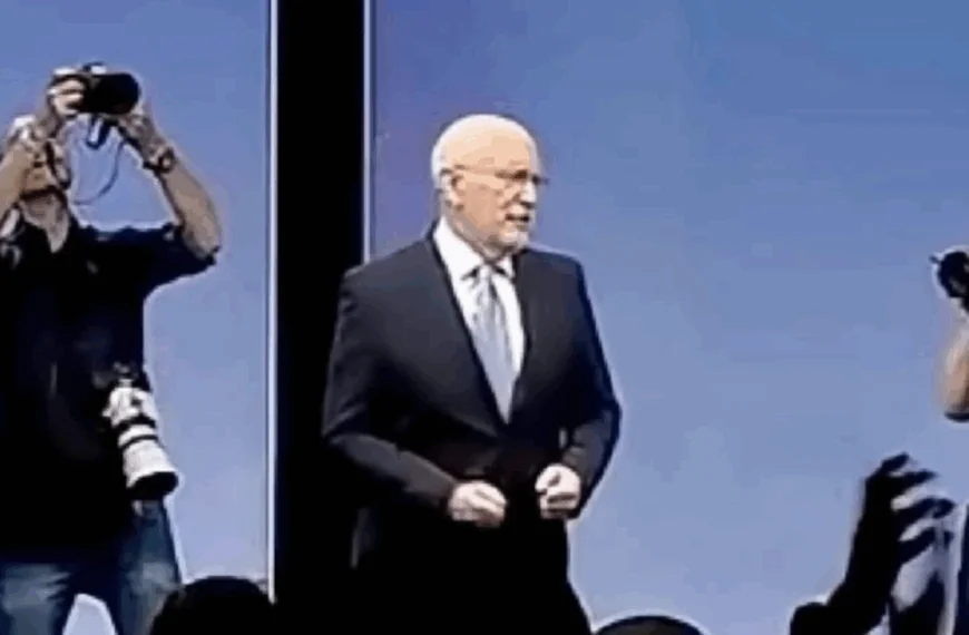 Beelden: Frans Timmermans barst los op partijcongres en verliest volledig zijn zelfbeheersing