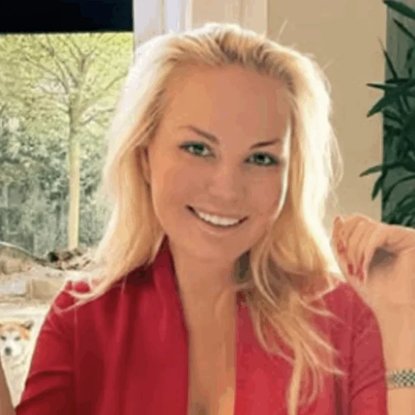 Ex-werknemers failiette Lesley-Ann Poppe woest – “Ze moet ons nog geld, maar hangt op sociale media wel grote Jan uit”