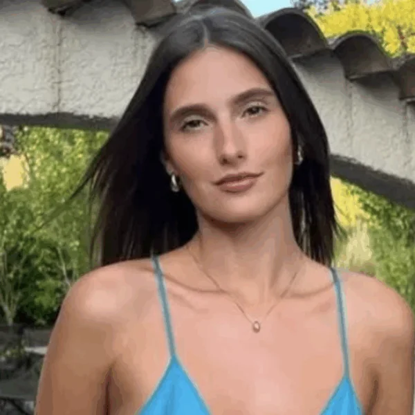 Lichtjes geklede Rachel bewijst waarom ze de knapste schooljuf van België wordt genoemd