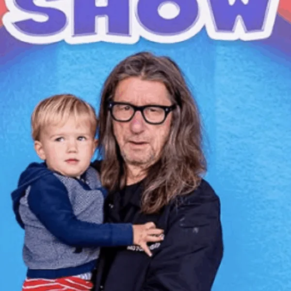 Nooit eerder vertoond: ´Herman Brusselmans poseert met zoontje Roman (2) voor Bumba show´