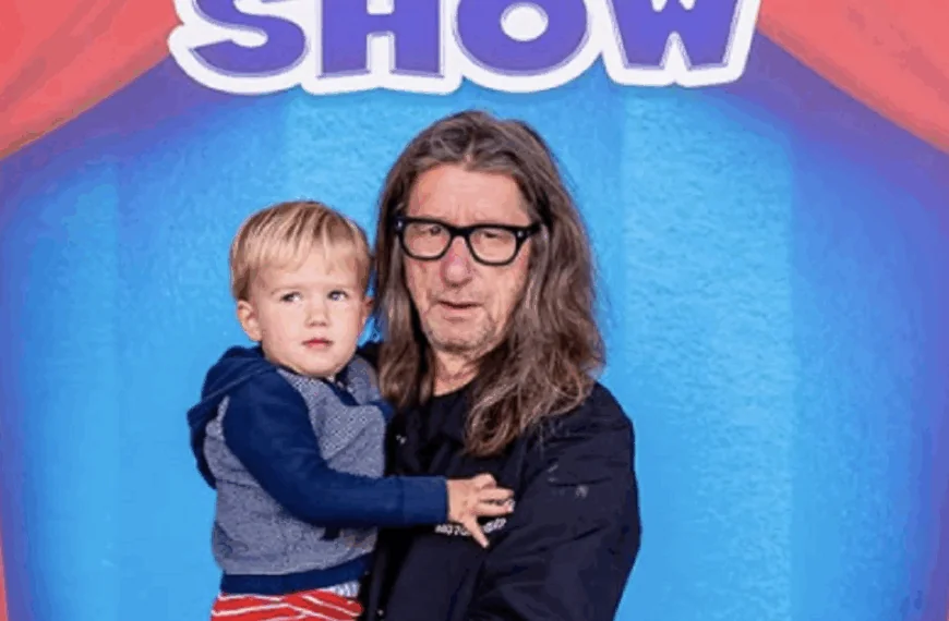 Nooit eerder vertoond: &acute;Herman Brusselmans poseert met zoontje Roman (2) voor Bumba show&acute;