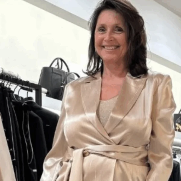 Wendy van Wanten breekt de stilte en klaagt dat haar pensioen niet eens genoeg is voor een jurk