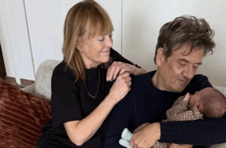 Bart Peeters in de wolken met kleinkind en zingt er zelfs over: &acute;Ging ook mee naar zwangerschapsfitness&acute;