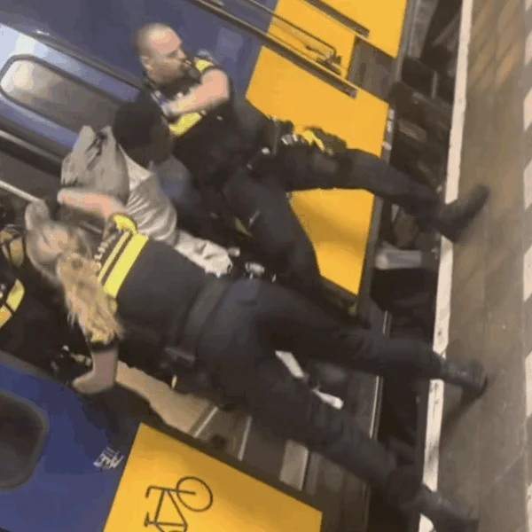 Man heeft een grote mond tegen de politie en wordt zonder discussie uit de trein gezet