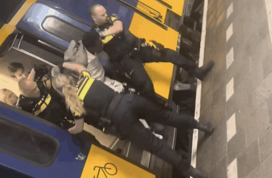 Man heeft een grote mond tegen de politie en wordt zonder discussie uit de trein gezet
