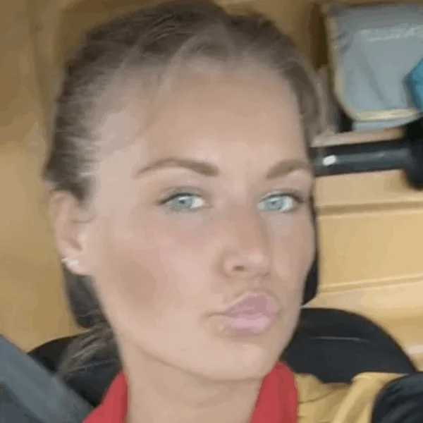 DHL bezorgster Naomi gaat als een lopend vuurtje rond over het internet