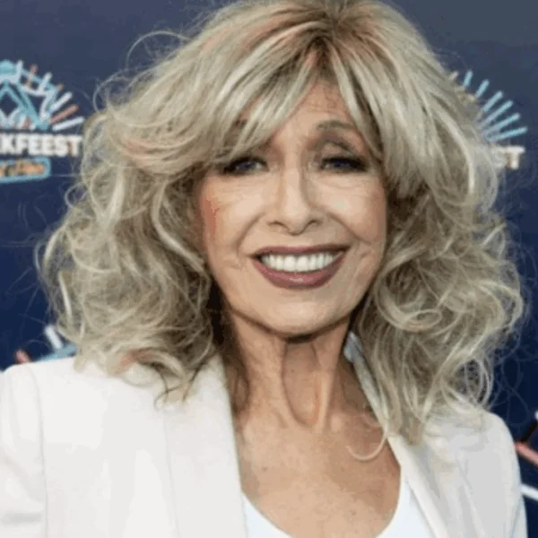 Bonnie St. Claire deelt blessurenieuws: “Een knuffel die net iets té enthousiast was”