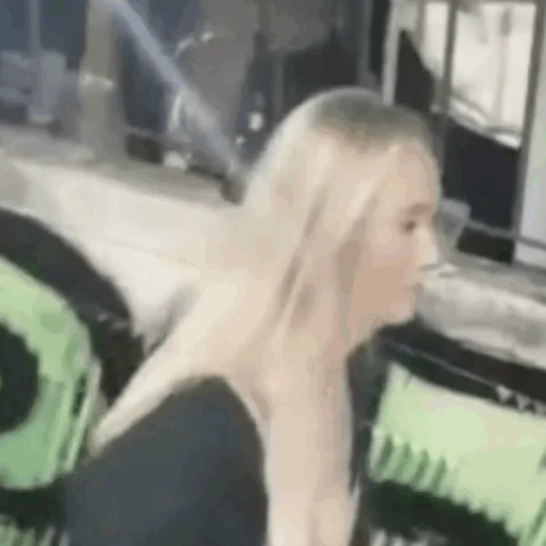 Dame heeft glaasje teveel op en laat net iets meer zien dan de bedoeling is