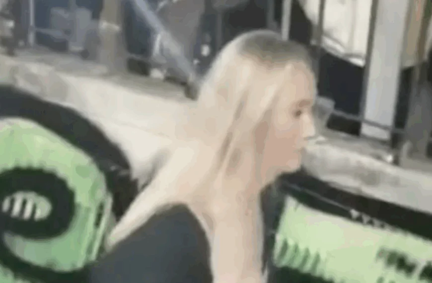 Dame heeft glaasje teveel op en laat net iets meer zien dan de bedoeling is