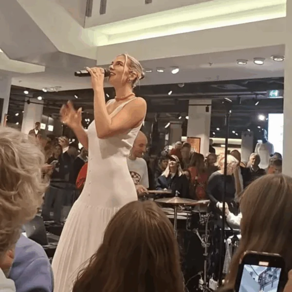 Zangeres Maan doet een optreden bij de Bijenkorf en trekt wat bekijks