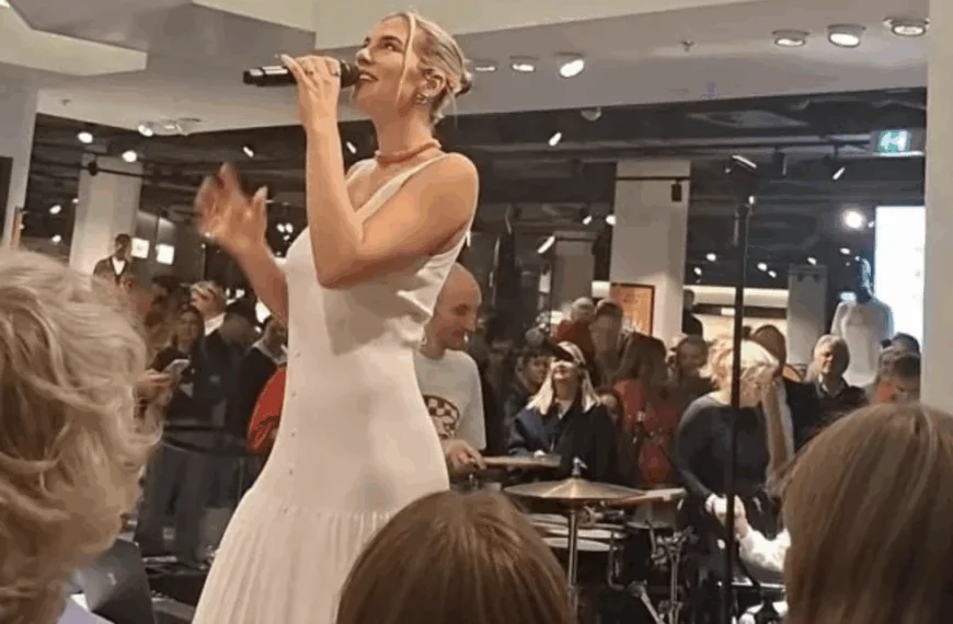 Zangeres Maan doet een optreden bij de Bijenkorf en trekt wat bekijks