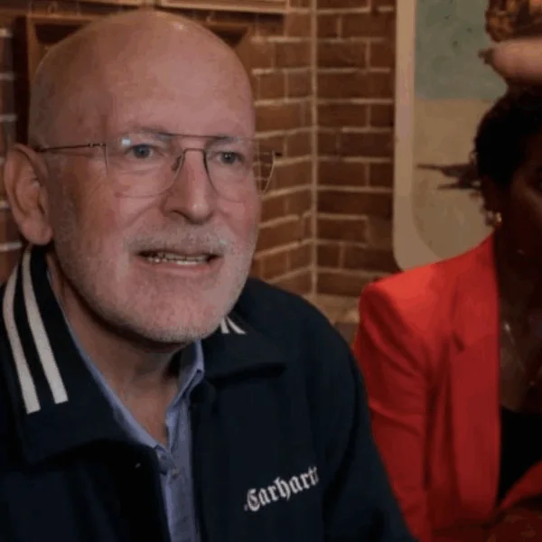 Frans Timmermans belaagd op Amsterdams terras vlak voor tv-debat