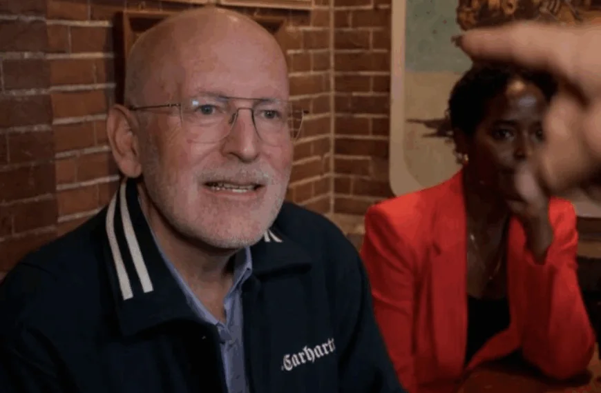 Frans Timmermans belaagd op Amsterdams terras vlak voor tv-debat