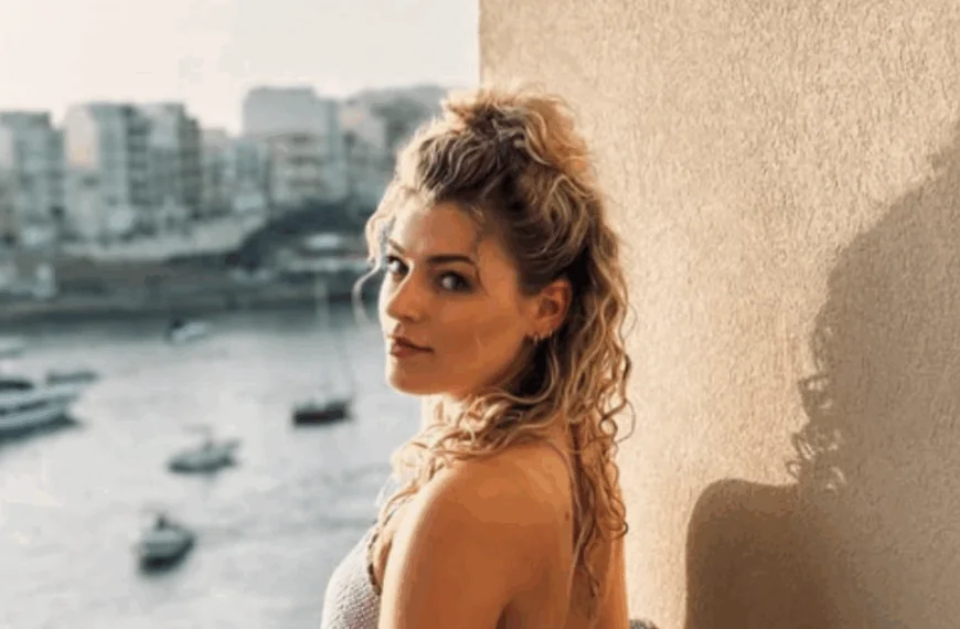 K3-Julia doet heftige onthulling: ‘Deze man sliep in mijn kamer maar durfde niks doen’