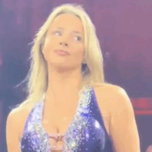 Emma Heesters doet optreden in kort jurkje, op eerste rij zitten is geen straf